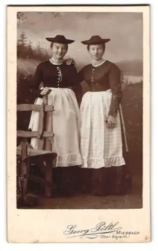 Fotografie Georg Pöltl, Miesbach, Frauen in traditioneller Tracht