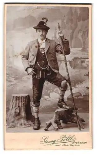 Fotografie Georg Pöltl, Miesbach, CDV eines Mannes in Tracht vor einer Studiokulisse