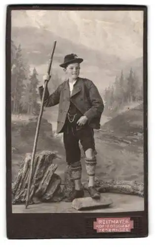 Fotografie J. Reitmayer, Tegernsee, Junge in traditioneller Tracht mit Wanderstock
