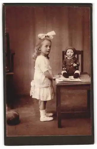 Fotografie unbekannter Fotograf und Ort, kleines Mädchen mit Kestner Puppe an einem Tisch