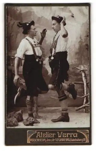 Fotografie Atelier Verra, Rosenheim, Innstrasse 1, zwei Männer im traditioneller bayr. Tracht beim Schuhplattler