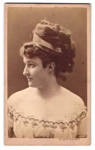 Fotografie R. Krziwanek, Wien, Neubau Hofstallstrasse 10, Porträt Friederike Fischer-Swoboda, Opernsängern