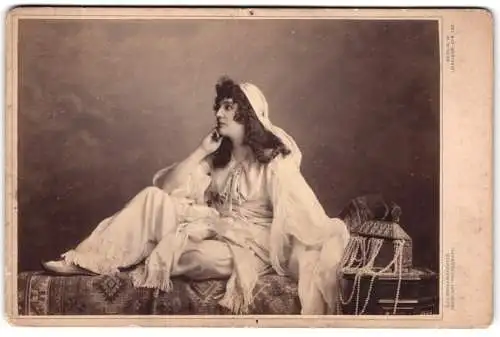 Fotografie J.C. Schaarwächter, Berlin, Leipziger Str. 130, Opernsängerin Rosa Poppe orientalischem Tracht als Judith