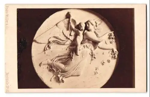 Fotografie Budtz Müller & Co., Kjøbenhavn, Bredgade 21, Engel mit Frau in Reliefdarstellung