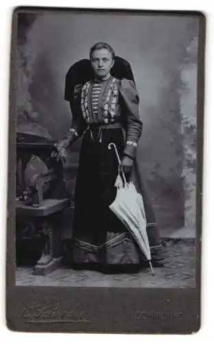 Fotografie C. Schröder, Schärding, Vis-á-vis der Promenade, Frau Resi Schmiedbein mit Schirm in Tracht