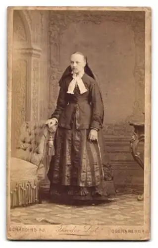 Fotografie Theodor List, Schärding am Inn, Schlossgasse 5, Porträt einer Dame im eleganten Trachtenkleid