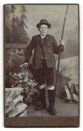 Fotografie Jos. Mayer, Goisern, junger Mann in Tracht mit Wanderstock