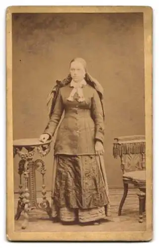Fotografie Theodor List, Schärding am Inn, Schloss, Dame in adretter Tracht