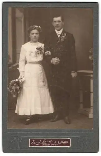 Fotografie Ernst Lange, Lugau, feierliches Hochzeitspaar im Brautkleid und im Anzug