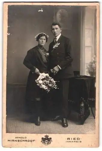 Fotografie Arnold Hirnschrodt, Ried Innkreis, Hochzeitspaar mit Blumenstrauss