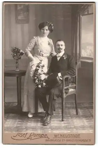 Fotografie Josef Pompe, Wr. Neustadt, Bahngasse 27, Hochzeitsporträt mit Brautstrauss