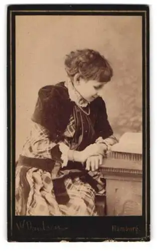 Fotografie W. Paulsen, Hamburg, Steinstrasse 58, Dame im Profil mit Buch