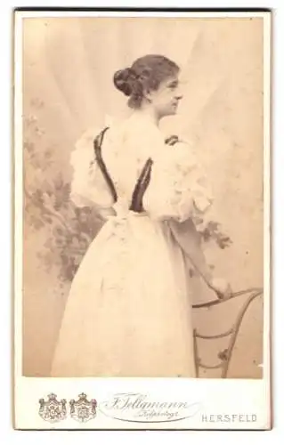 Fotografie F. Tellgmann, Hersfeld, CDV einer eleganten Dame im Rücken-Porträt