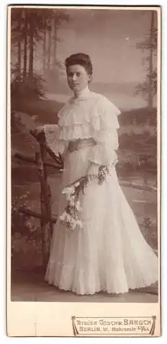 Fotografie Atelier Geschw. Baruch, Berlin, Mohrenstr. 63/64, Dame in eleganter Spitze mit Blumenstrauss
