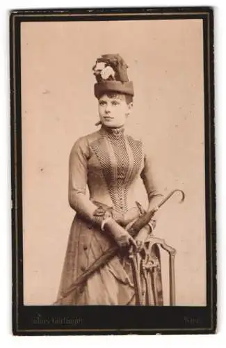 Fotografie Julius Gertinger, Wien, Margarethenstrasse 28, elegante Dame mit Schirm