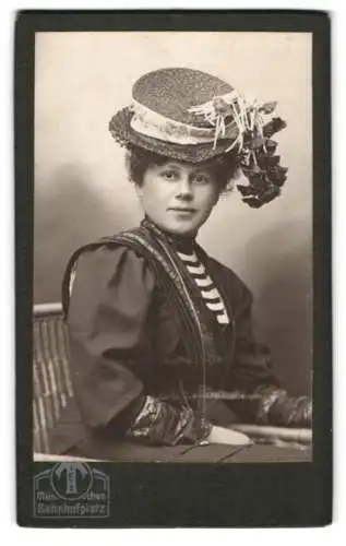 Fotografie Hermann Tietz, München, Bahnhofplatz, elegante Dame im Kleid mit Hut
