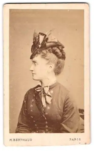 Fotografie M. Berthaud, Paris, Rue Cadet 9, Porträt einer Dame im Profil mit Federhut