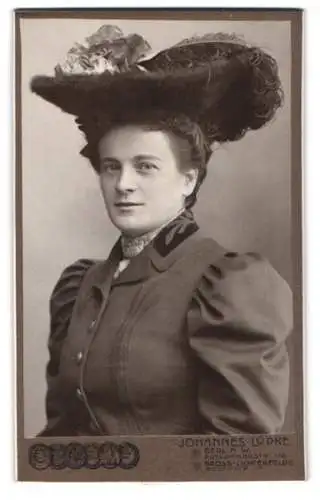 Fotografie Johannes Lüpke, Berlin, Potsdamerstrasse 116, Porträt einer Dame mit kunstvoll verziertem Hut