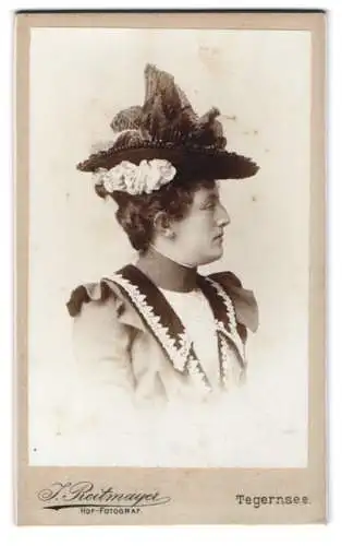 Fotografie J. Reitmayer, Tegernsee, Portrait einer Dame im Profil mit elegantem Hut