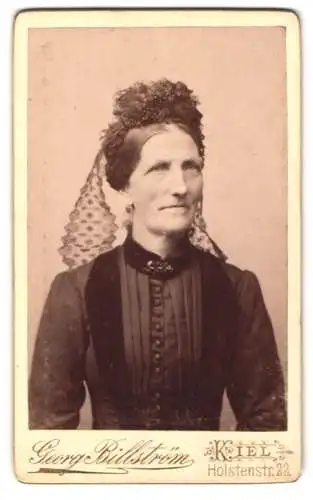 Fotografie Georg Billström, Kiel, Holstenstr. 22, Portrait einer älteren Dame mit Schleier