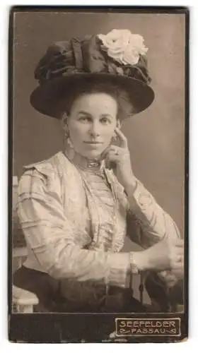 Fotografie Jos. Seefelder, Passau, Ludwigstrasse, Porträt einer Dame mit elegantem Hut