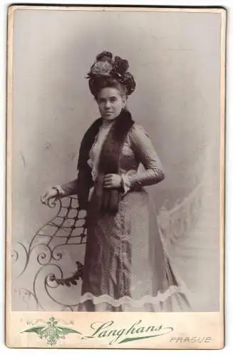 Fotografie J.F. Langhans, Prag, Wassergrasse 37, elegante Dame mit opulentem Hut und Pelzschal