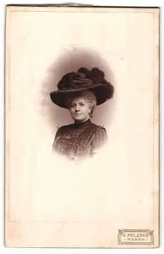Fotografie J. Holzner, Meran, Franz Ferd. Quai Nr.1, Porträt einer Dame mit elegantem Hut