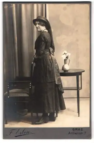 Fotografie F. Erben, Graz, Annenstr. 7, Dame in elegantem Kleid mit Hut