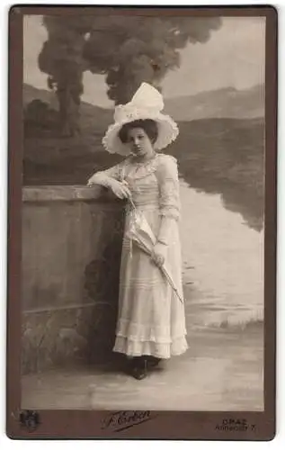 Fotografie Friedrich Erben, Graz, Annenstr. 7, Dame mit elegantem Kleid und Sonnenschirm