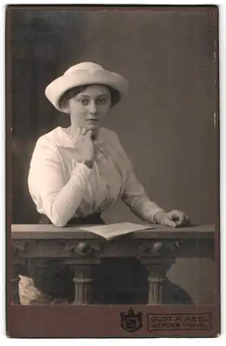 Fotografie Gust. A. Abel, Werder a/Havel, Junge Frau mit Hut