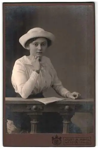 Fotografie Gust. A. Abel, Werder a/Havel, Porträt einer Frau mit Hut