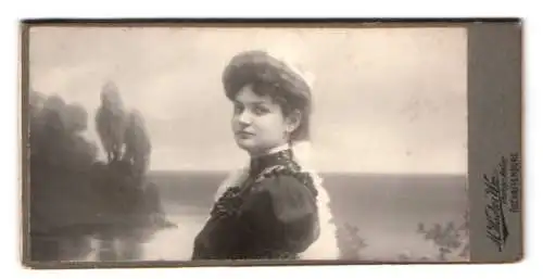 Fotografie M. Wacker Ww., Aschaffenburg, CDV Porträt einer Frau vor malerischer Kulisse
