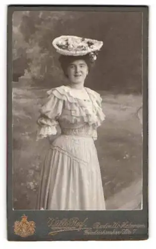 Fotografie Willi Ruf, Berlin, Friedrichsruher Strasse 7, elegante Dame mit Hut