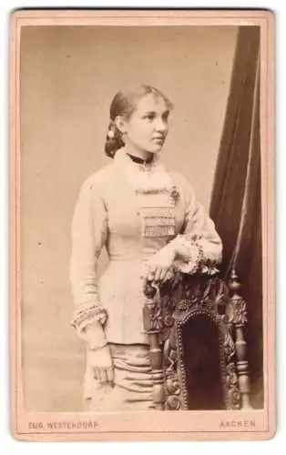 Fotografie Eug. Westendorp, Aachen, Hochstrasse 8, Porträt einer jungen Frau im hellen Kleid