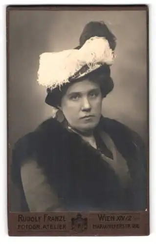 Fotografie Rudolf Franzl, Wien, Mariahilferstr. 186, Porträt einer Dame mit elegantem Hut, 1915