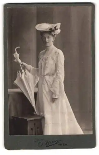 Fotografie Atelier Sigmund Bing, Wien, Goldschmidgasse 4, Elegante Dame mit Hut und Sonnenschirm