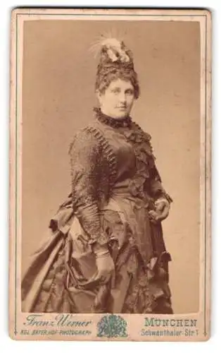 Fotografie Franz Werner, München, Schwanthaler-Str 1, Porträt einer Dame in aufwendiger Garderobe