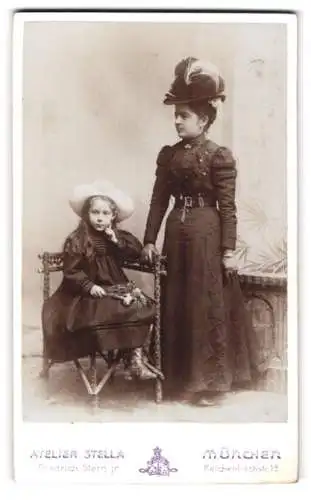 Fotografie Friedrich Stern jr., München, Reichenbachstrasse 19, elegante Dame mit Mädchen im Atelier