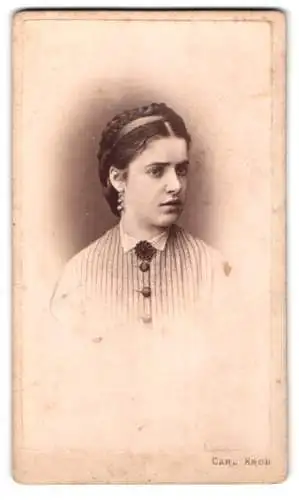 Fotografie Carl Kroh, Wien, Piaristengasse 20, Porträt einer jungen Frau im gestreiften Kleid