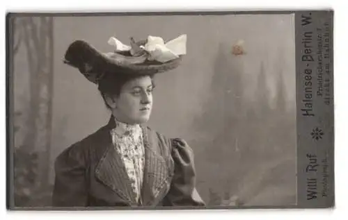 Fotografie Willi Ruf, Berlin, Friedrichsruherstr. 7, Porträt einer Dame mit elegantem Hut