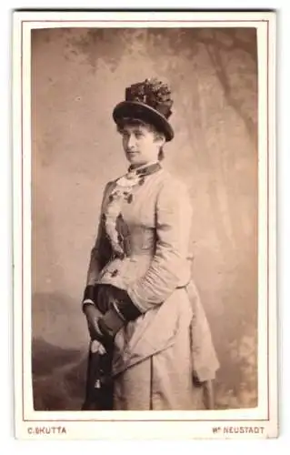 Fotografie Carl Skutta, Wr. Neustadt, Bahnzeile 27, Porträt einer Dame im Sommerkleid mit Lederhandschuh