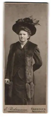 Fotografie E. Rohrmann, Hannover, Heinrichstr. 15, elegante Dame mit Hut mit Pelzschal