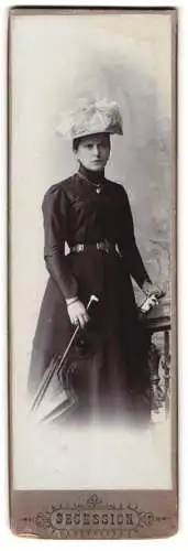 Fotografie Pokorny, Wien, I. Graben 17, Dame im dunklen Kleid mit elegantem Hut und Schirm