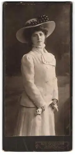 Fotografie Rud. Neubauer, Bielefeld, Niederwall 27, elegante Dame im hellen Mantel mit Hut