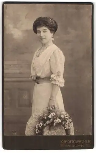 Fotografie K. Jagerspacher, Gmunden, Esplanade 12, Frau imn gemusterter Bluse mit Blumenhut