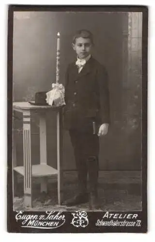 Fotografie Eugen von Saher, München, Schwanthalerstrasse 13, Knabe mit Kerze und Buch