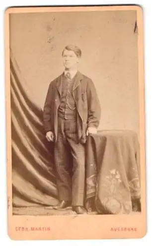 Fotografie Gebr. Martin, Augsburg, Bahnhofstrasse 22, Porträt eines eleganten jungen Knaben