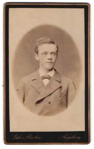 Fotografie Gebr. Martin, Augsburg, Bahnhofstrasse, Porträt eines jungen Knaben im Nadelstreifenanzug
