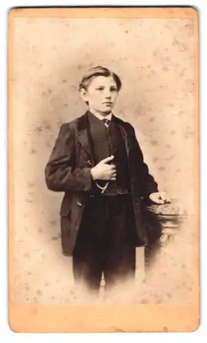 Fotografie unbekannter Fotograf und Ort, junger Knabe Georg mit Jacke und Weste, 1873