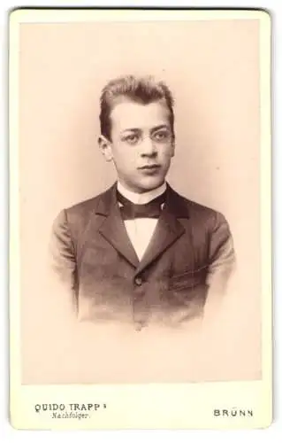 Fotografie Quido Trapp, Brünn, Krappengasse, Porträt eines junger Knabe Johann im Anzug mit Brille, 1899